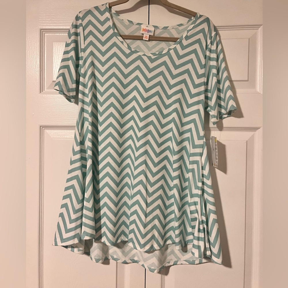LULAROE XS PERFECT T- MINT AND WHITE CHEVRON PATTERN, NWT